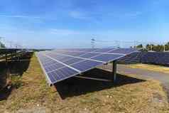 太阳能面板绿色场太阳能权力站