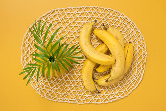 成熟的香蕉棕榈叶子黄色的背景
