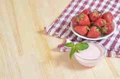 多汁的草莓飞碟木表格