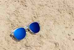 太阳眼镜透明的封面沙子海滩