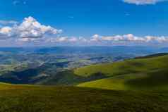 覆盖低灌木山坡背景遥远的山峰云蓝色的天空喀尔巴阡山