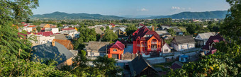 大橙色房子红色的屋顶小镇绿色山