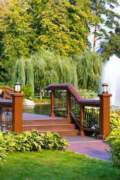 楼梯木桥栏杆河城市公园喷泉花环柳树