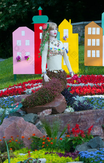 花圃雕像花美人鱼背景明亮的彩色的房子