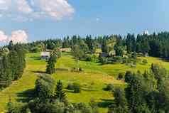 整洁的农村房子背景绿色山坡蓝色的天空