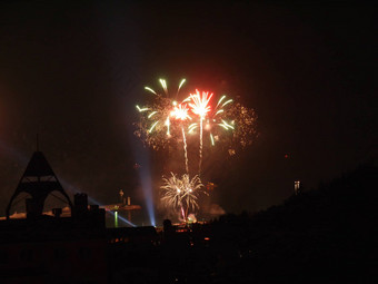 五彩缤纷的明亮的节日<strong>烟花背景</strong>黑暗晚上天空