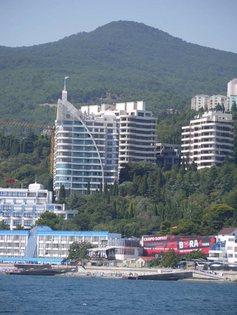 多层现代房子酒店海滨绿色树背景山蓝色的万里无云的天空的地方休息旅行旅游