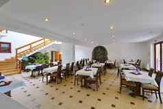 大厅餐厅现代改造木表覆盖白色桌布