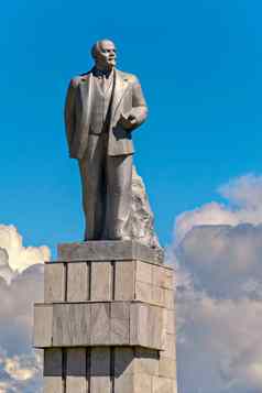 纪念碑极权主义领袖蓝色的天空白色云