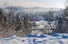 喀尔巴阡山脉的小镇覆盖白色雪谷山透明的雾