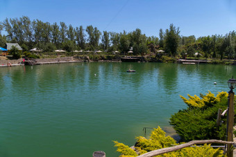 绿色清晰的清晰的山湖背景公园区帐篷雨伞游客