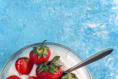 有机酸奶碗新鲜减少草莓蓝色的