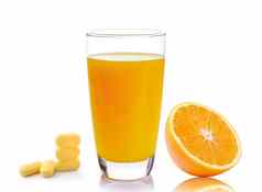 完整的玻璃橙色汁维生素药片孤立的一点点
