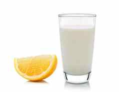 玻璃牛奶一半柠檬水果白色背景新鲜的