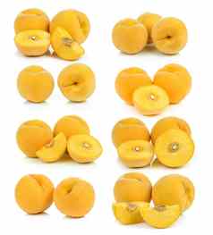 成熟的黄色的桃子白色背景
