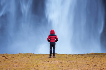 塞里雅兰<strong>瀑布瀑布</strong>冰岛的家伙红色的夹克塞里雅兰<strong>瀑布瀑布</strong>