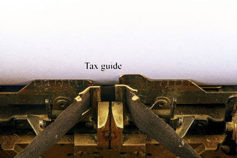 特写镜头古董打字机前面焦点信使税指南文本业务概念图像复古的办公室工具