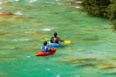 夫妇皮划艇翡翠绿松石山河