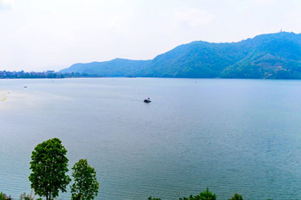 照片秋天色彩鲜艳的湖山清晰的天空宽角景观博卡拉湖加德满都尼泊尔古董电影假期自由简单概念