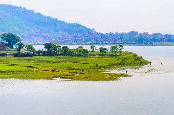 照片冬天季节色彩鲜艳的湖山清晰的天空农场土地宽角景观博卡拉湖加德满都尼泊尔古董电影假期自由简单概念