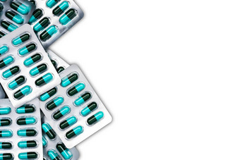 前视图蓝色的绿色抗生素胶囊药片泡包孤立的白色背景复制空间抗菌药物电阻抗生素药物合理的概念制药行业药店背景全球医疗保健概念