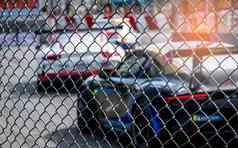赛车运动车赛车沥青路视图栅栏网网模糊车赛马场背景超级赛车车街电路汽车行业概念