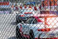 赛车运动车赛车沥青路视图栅栏网网模糊车赛马场背景超级赛车车街电路汽车行业概念