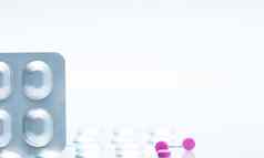 宏拍摄小粉红色的平板电脑药片银铝箔泡包抗组胺剂药片白色背景复制空间文本医学哮喘治疗概念制药行业药店背景全球医疗保健概念