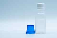 无菌眼睛乳液白色塑料瓶蓝色的洗眼杯复制空间空白标签眼睛洗联系污染环境游泳氯污染池