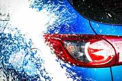 回来视图蓝色的紧凑的运动型多功能车车体育运动现代设计洗肥皂车覆盖白色泡沫车护理服务业务概念汽车行业