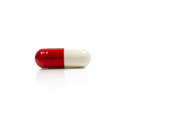 红色的白色抗生素胶囊药丸孤立的白色背景复制空间药物电阻概念抗生素药物合理的全球医疗保健概念制药行业药店背景