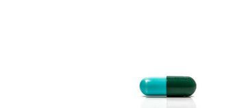 蓝色的绿色抗生素胶囊药丸孤立的白色背景复制空间药物电阻概念抗生素药物合理的全球医疗保健概念制药行业药店背景