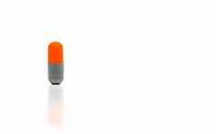 橙色灰色的抗生素胶囊药丸孤立的白色背景复制空间药物电阻概念抗生素药物合理的全球医疗保健概念