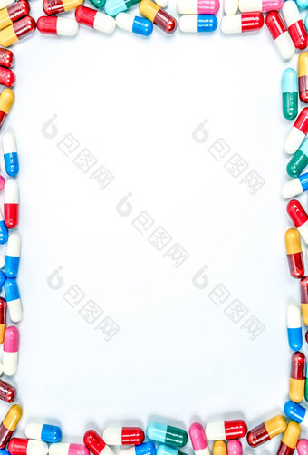 色彩斑斓的抗生素胶囊药片白色背景复制空间药物电阻概念抗生素药物<strong>合理</strong>的全球医疗保健概念胶囊框架