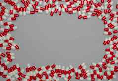 红色的白色抗生素胶囊药片灰色背景复制空间药物电阻抗生素药物合理的健康政策预算制药行业胶囊矩形框架