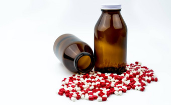 色彩斑斓的抗生素胶囊药片琥珀色的玻璃瓶孤立的白色背景药物电阻抗生素药物合理的制药行业药店背景抗生素药物过度使用健康预算政策