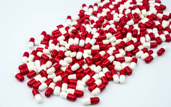 红色的白色抗生素胶囊药片白色背景复制空间<strong>药物</strong>电阻抗生素<strong>药物</strong>合理的抗生素<strong>药物</strong>过度使用制药行业药店产品
