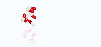 红色的白色抗生素胶囊药片孤立的白色背景复制空间剪裁路径抗菌药物电阻抗生素药物合理的概念药店背景