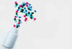 倒抗生素胶囊药片塑料瓶孤立的白色背景复制空间药物存储抗生素药物合理的健康政策健康保险概念