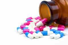 色彩斑斓的抗生素胶囊药片琥珀色的玻璃瓶孤立的白色背景药物电阻抗生素药物合理的健康政策健康保险概念制药行业药店背景