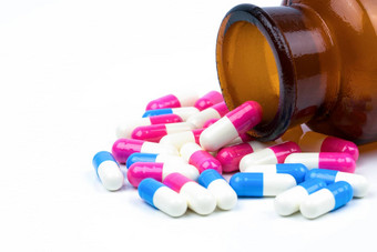 色彩斑斓的抗生素胶囊药片琥珀色的玻璃瓶孤立的白色背景药物电阻抗生素药物合理的健康政策健康保险概念制药行业药店背景