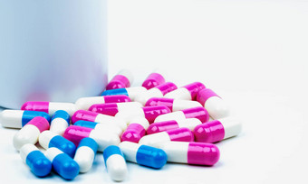 色彩斑斓的抗生素胶囊药片塑料瓶孤立的白色背景复制空间药物电阻抗生素药物合理的健康政策健康保险概念制药行业药店背景