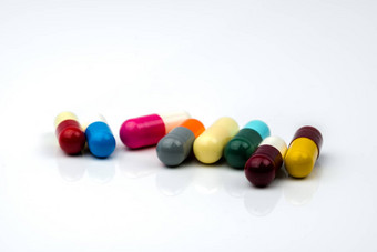 色彩斑斓的抗生素胶囊药片白色背景复制空间药物电阻抗生素药物合理的健康政策健康保险概念药店背景