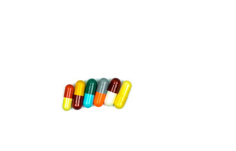 色彩斑斓的抗生素胶囊药片行孤立的白色背景剪裁路径药物电阻抗生素药物合理的健康政策健康保险概念制药行业药店背景