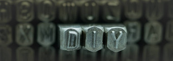 Diy拼写金属邮票字母穿孔Diy单词站概念