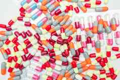 色彩斑斓的抗生素胶囊药片白色背景抗菌药物电阻制药行业药店背景健康预算