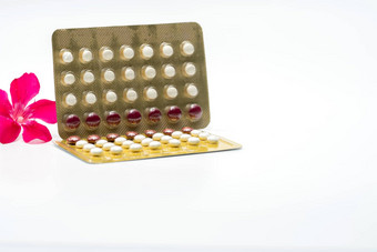 避孕药片粉红色的花白色背景出生控制药片制药行业药店背景