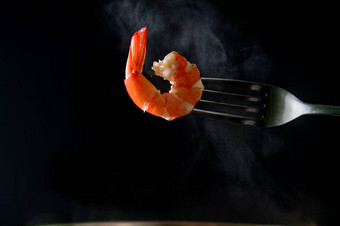 蒸虾叉孤立的黑暗背景复制空间海鲜自助餐餐厅概念海鲜自助餐促销活动广告