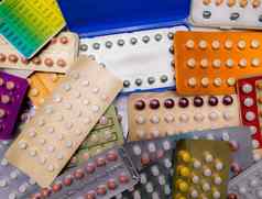 桩色彩斑斓的出生控制药片现代包装避孕药片制药行业药店背景家庭规划