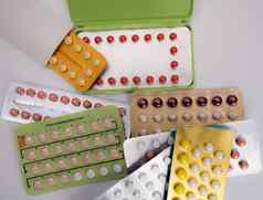 桩色彩斑斓的出生控制药片现代包装避孕药片制药行业药店背景家庭规划